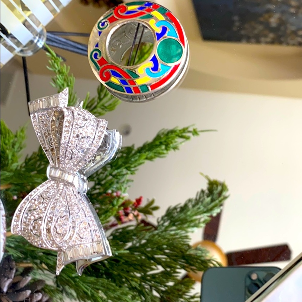 2 elegant statement brooches